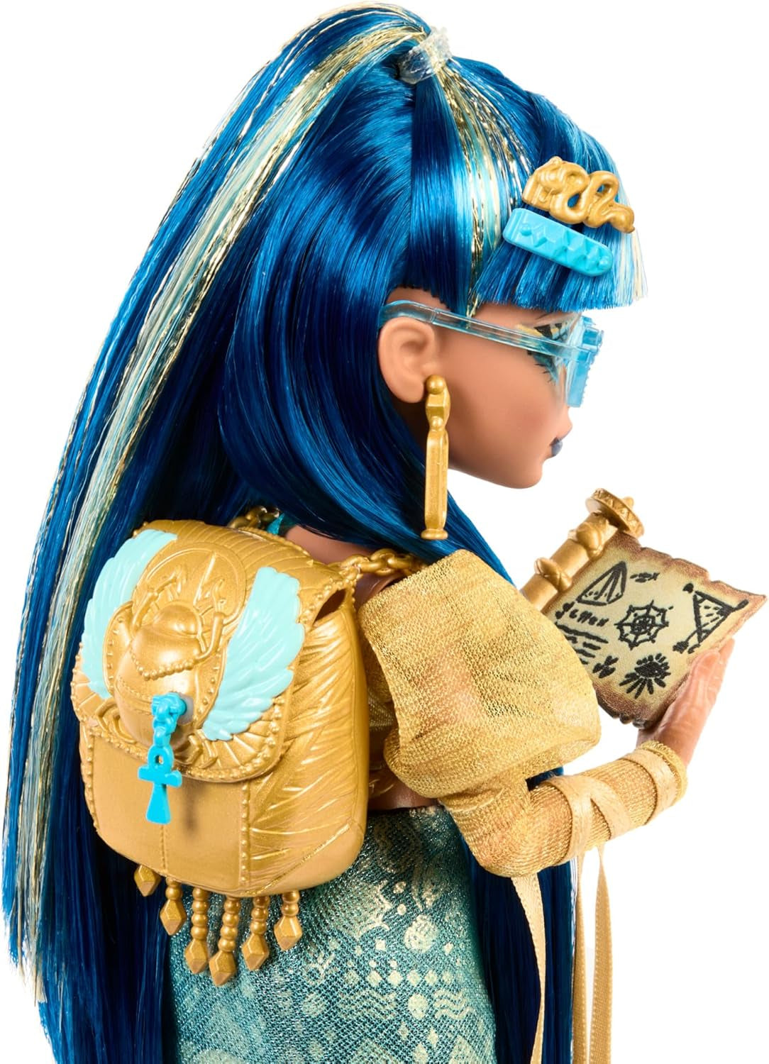 Bambola Monster High Cleo De Nile con camicetta dorata e gonna a strati, include il cobra Hissette e accessori come uno zaino, uno snack e un rotolo di carta igienica, HXH74