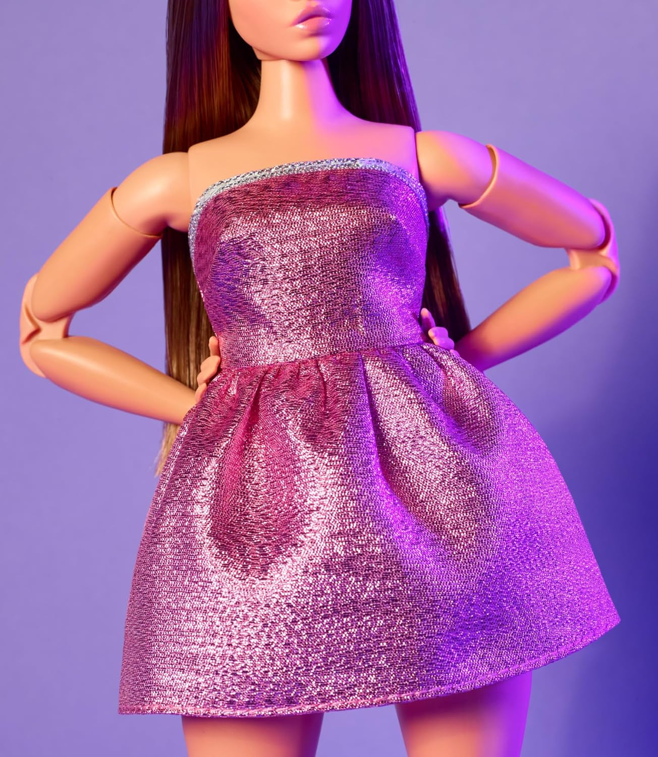 Barbie Looks Doll, figura da collezione n. 24 con capelli castani e moda moderna Y2K, abito scintillante senza spalline con tacchi alti spuntati, bambole HRM16 Naty Shop