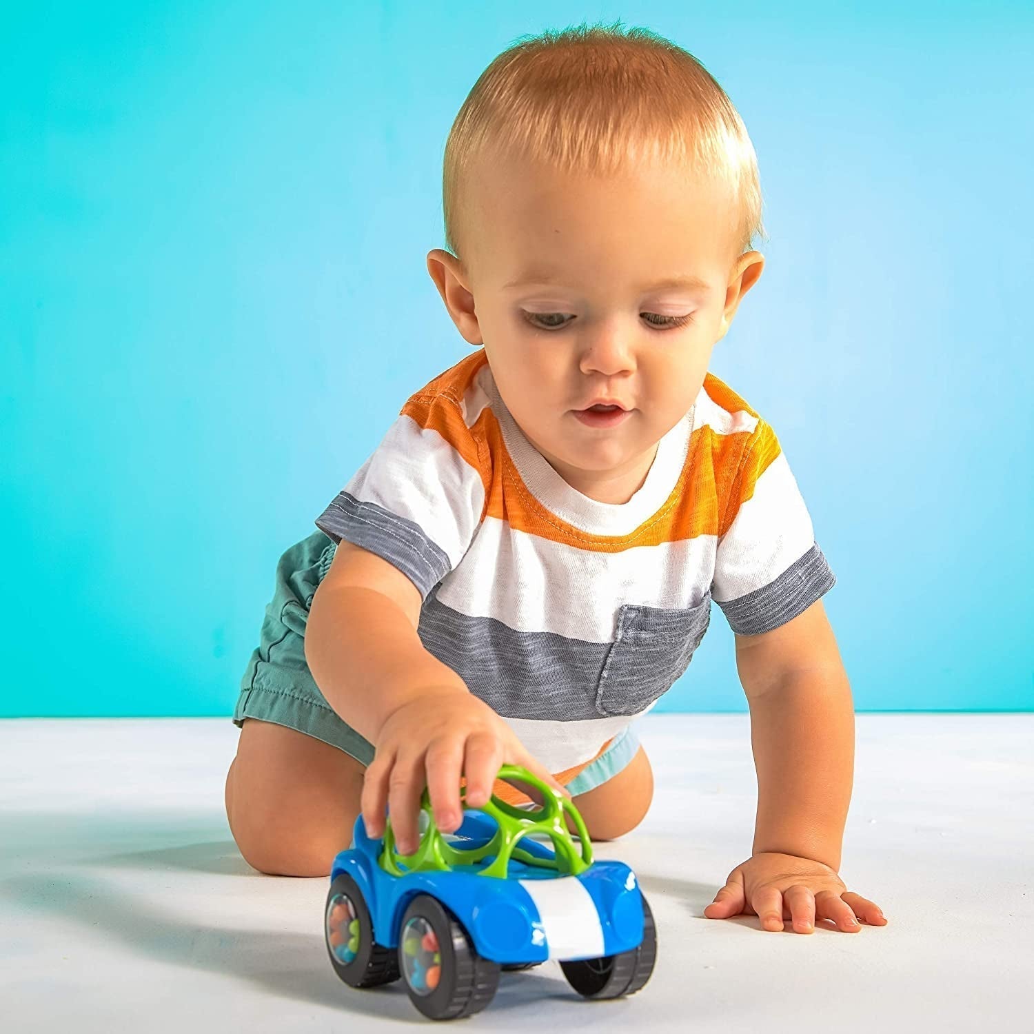 Bright Starts Oball Sonaglio Macchinina Giocattolo per attività motoria per neonati e bambini piccoli a partire da 3 mesi 1 pezzo Colore casuale Blu o Rosso Giocattoli per bambini Naty Shop