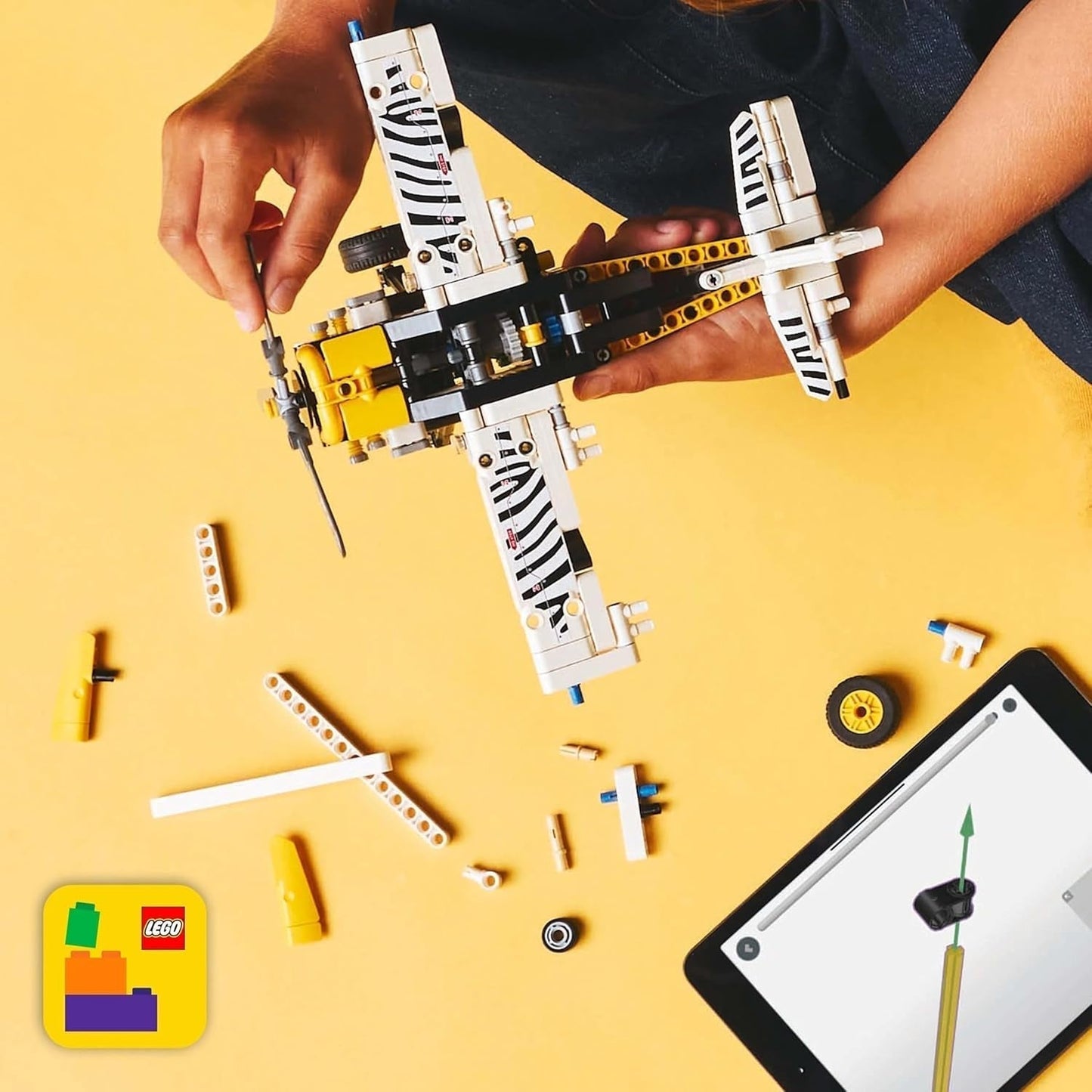 LEGO Technic Aeroplano a elica Giocattolo da costruzione per bambini Regalo per ragazzi e ragazze 8 anni Motore a pistoni a 4 cilindri Modello di aeroplano a elica rotante 42198 Set da costruzione Acquista dal negozio LEGO