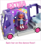 Barbie Extra Mini Minis, bambola Extra Mini Minis con furgone da turismo extra glitter, inclusa postazione trucco e accessori per spettacoli, regalo per bambini, giocattolo dai 3 anni in su, HKF84