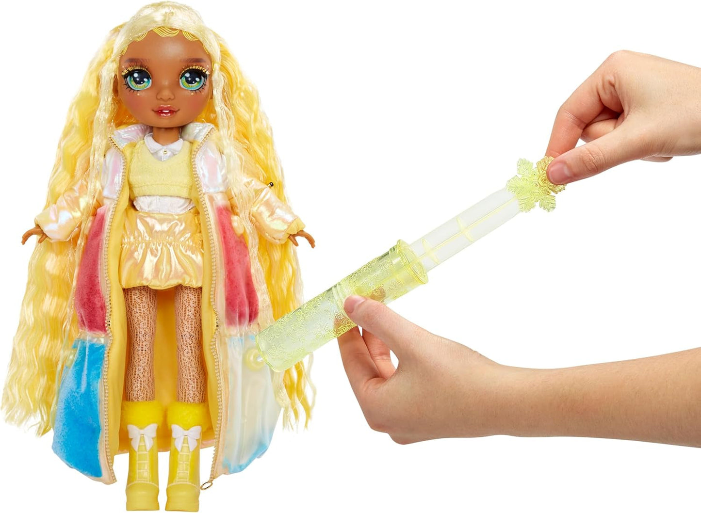 Rainbow High Winter Wonderland - Sunny (Giallo) - Bambola alla moda con pupazzo di neve gonfiabile con acqua magica nascosta da 28 cm con set pupazzo di neve, adatta per bambini e collezionisti di 4-12 anni