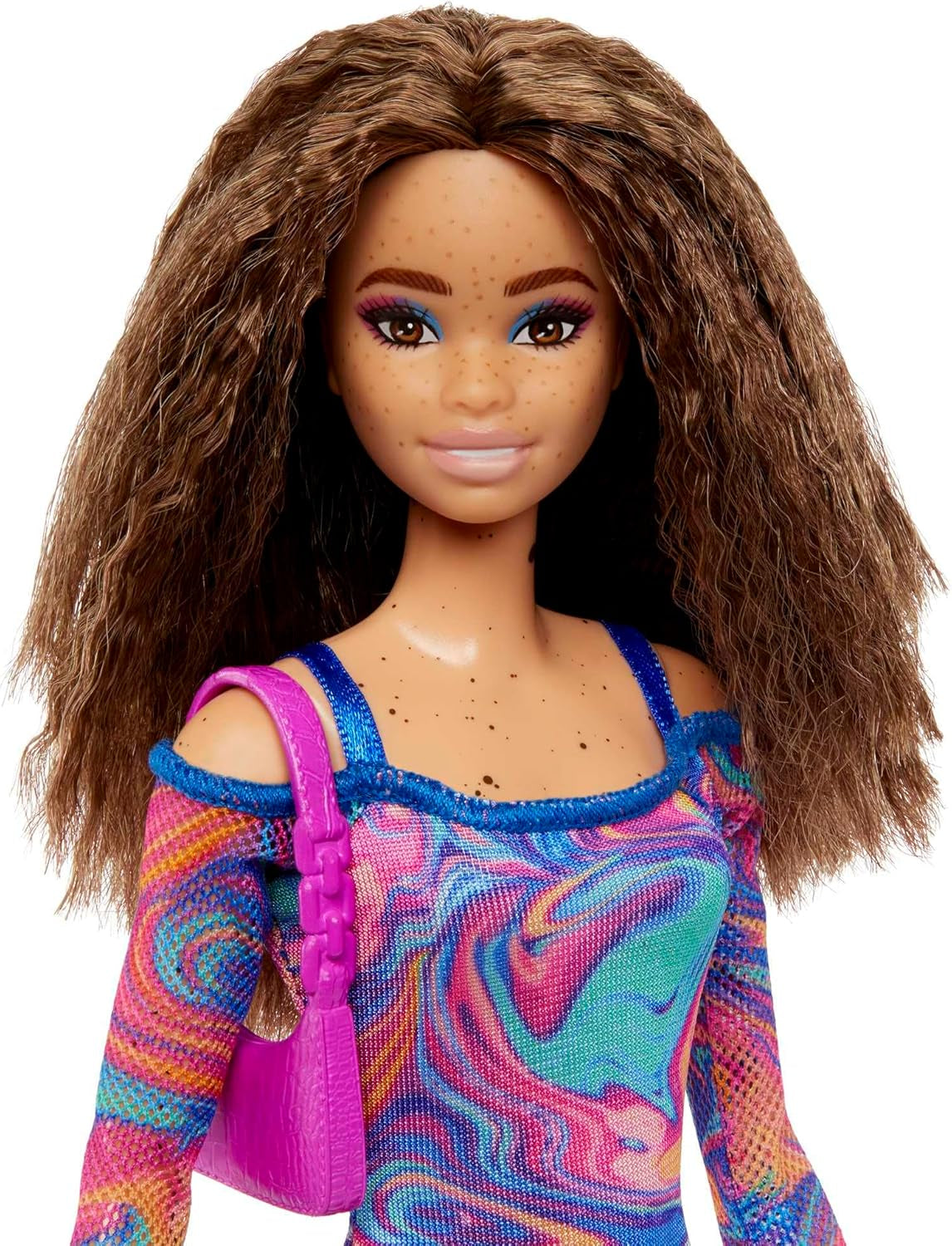 Bambola Barbie Fashionistas n. 206 - Capelli ondulati e lentiggini - Abito moderno in marmo arcobaleno, borsa a tracolla e scarpe verdi - Da 3 anni in su, HJT03