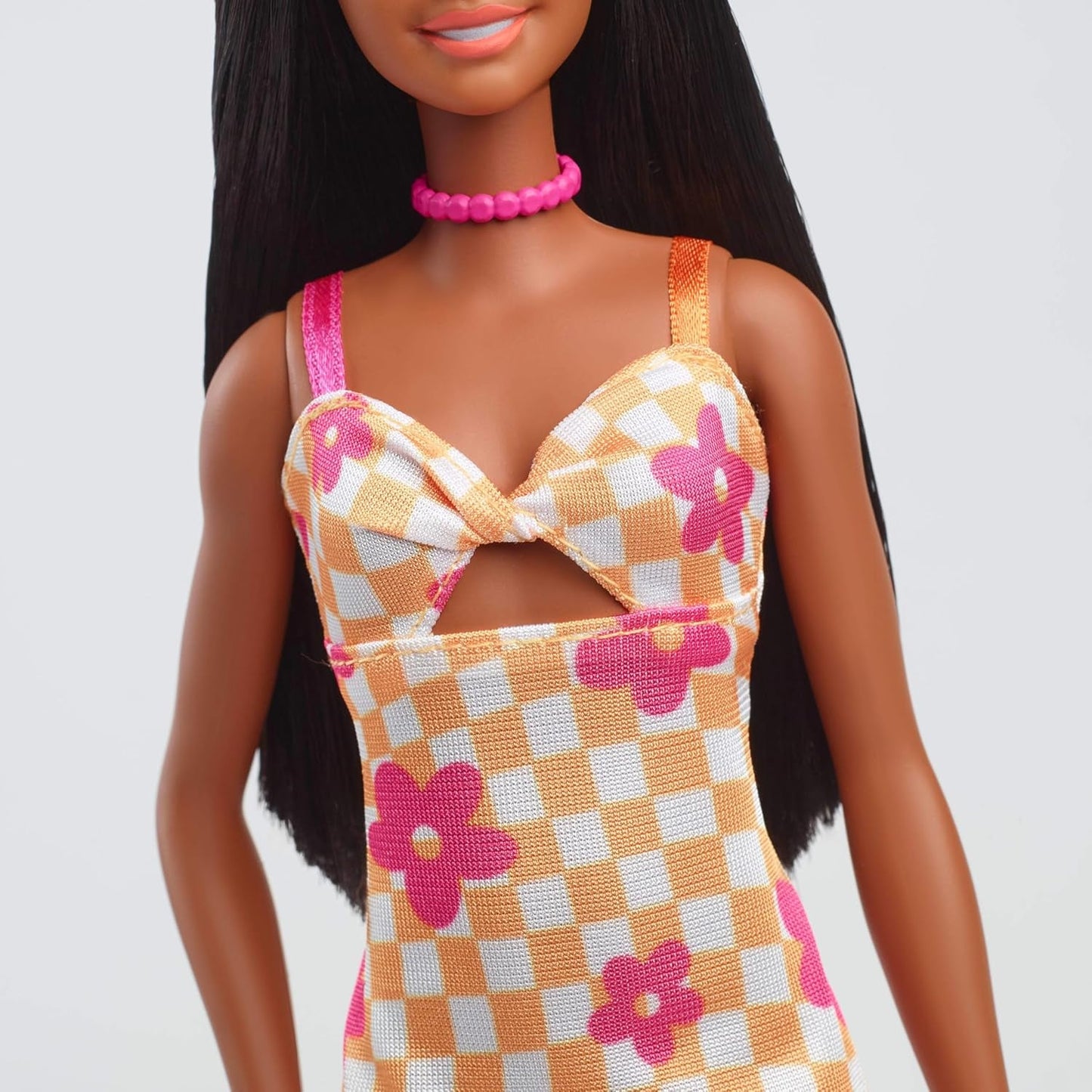 Bambola Barbie Fashionistas n. 233 con capelli neri, abito midi scozzese arancione con fiori rosa, collana e sandali, HYT91