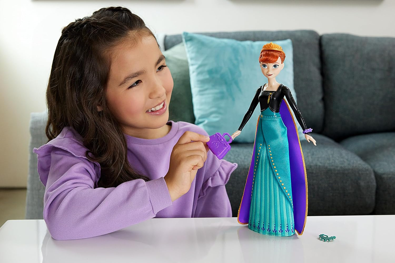 Mattel Disney The Ice Queen Anna Fashion Doll Set, Spin & Reveal con 11 sorprese, inclusi 5 accessori, 5 adesivi e una scena di gioco, ispirata al film Disney, HXD27 Naty Shop Dolls