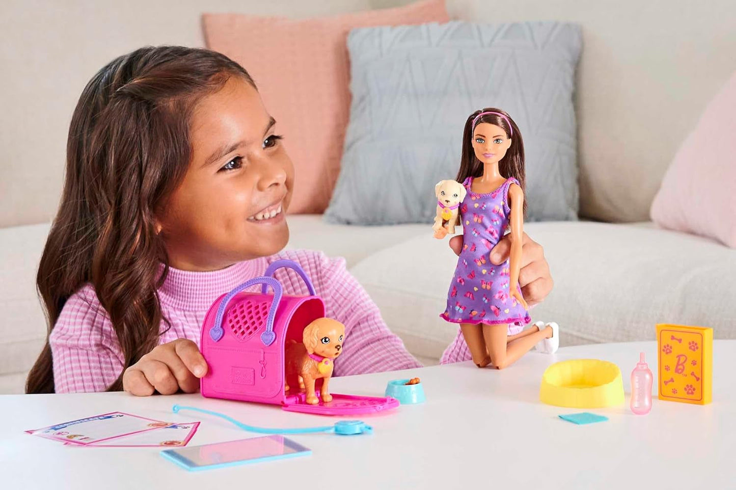 Barbie Puppy Adozione - Bambola e 2 cuccioli, con certificati di adozione, effetto cambio colore, gabbia e accessori, per bambini dai 3 anni in su, HKD 86