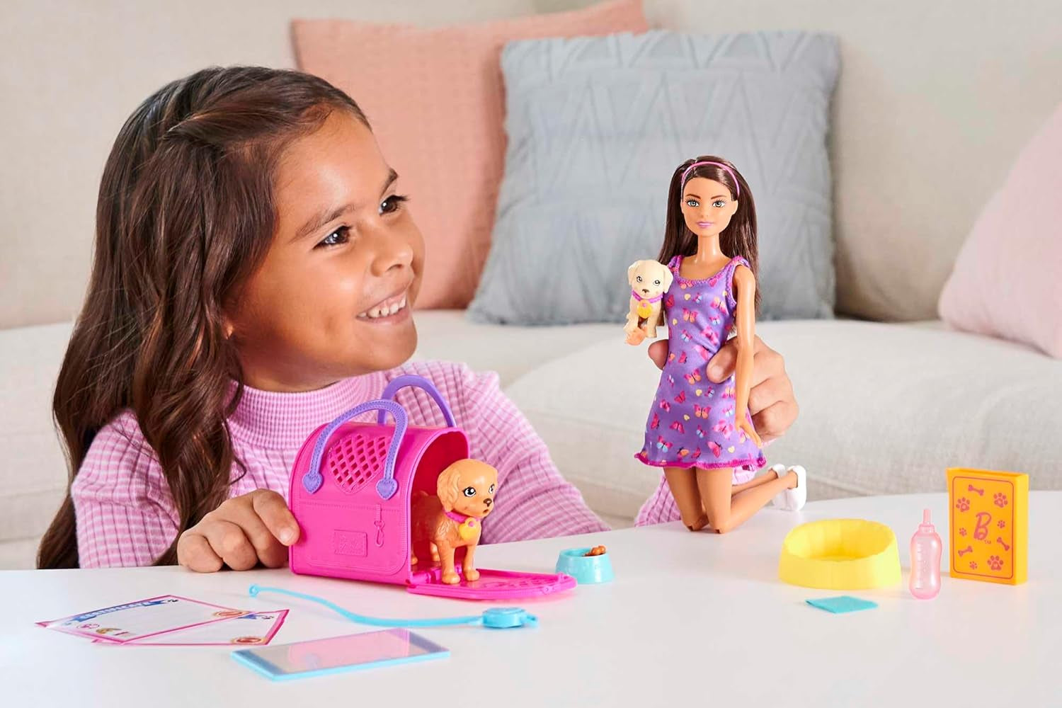 Barbie Puppy Adozione - Bambola e 2 cuccioli, con certificati di adozione, effetto cambio colore, gabbia e accessori, per bambini dai 3 anni in su, HKD 86