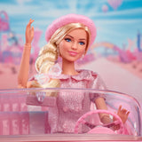 Barbie Il film basato sul film Margot Robbie nei panni di Barbie, personaggio da collezione in camicetta rosa e gonna in tulle con acconciatura stilizzata e gioielli abbinati JBJ53