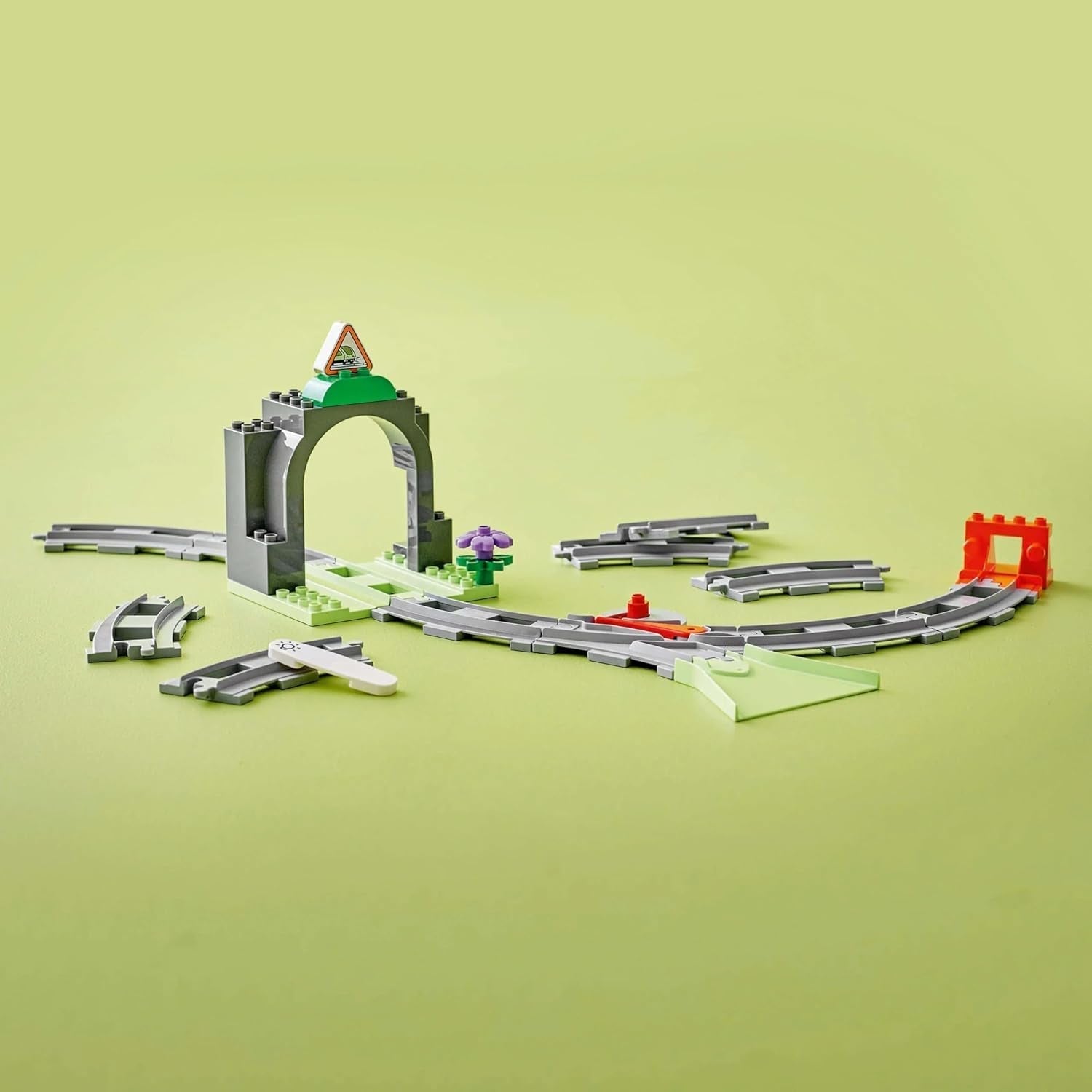 Tunnel e binari ferroviari LEGO DUPLO Town - Set di espansione, regalo per i più piccoli, incoraggia la destrezza, set da gioco per gli appassionati di veicoli di 2 anni, giocattolo didattico creativo 10425 Set di costruzione Besuche den LEGO-Store