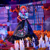 Barbie Signature Doll, Día De Muertos 2024 Figura da collezione in abito nero e top blu con volant, stampa ricamata e accessori colorati, HRM72