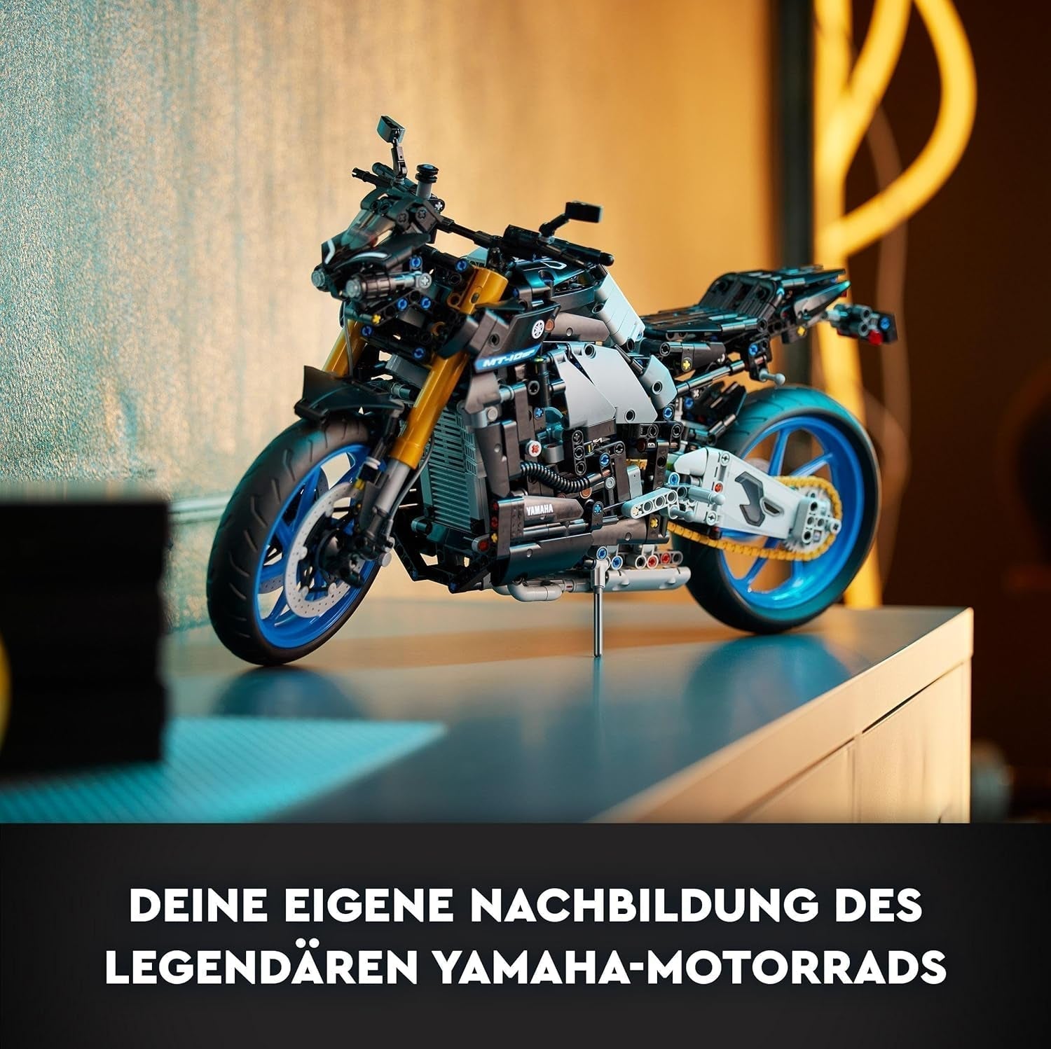 LEGO Technic 42159 Kit modello di motocicletta Yamaha MT-10 SP per adulti, modello autentico di veicolo con motore a 4 cilindri, sterzo funzionale e app AR, regalo per uomini e donne, kit di costruzione Besuche den LEGO-Store