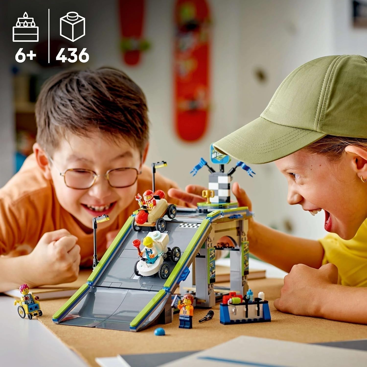 LEGO City No Limits: Soapbox Race With Ramp - Giocattolo da costruzione per ragazzi e ragazze dai 6 anni - Set con 2 scatole di sapone e 4 minifigure di Racer - Idea regalo per bambini 60460 Set di costruzione Besuche den LEGO-Store