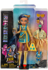 Monster High Cleo de Nile Puppe, Mummie Modepuppe, Königliches Outfit, Killersstiefel, Pyramidenrucksack, Zubehör, für Kinder ab 4 Jahren, HHK54