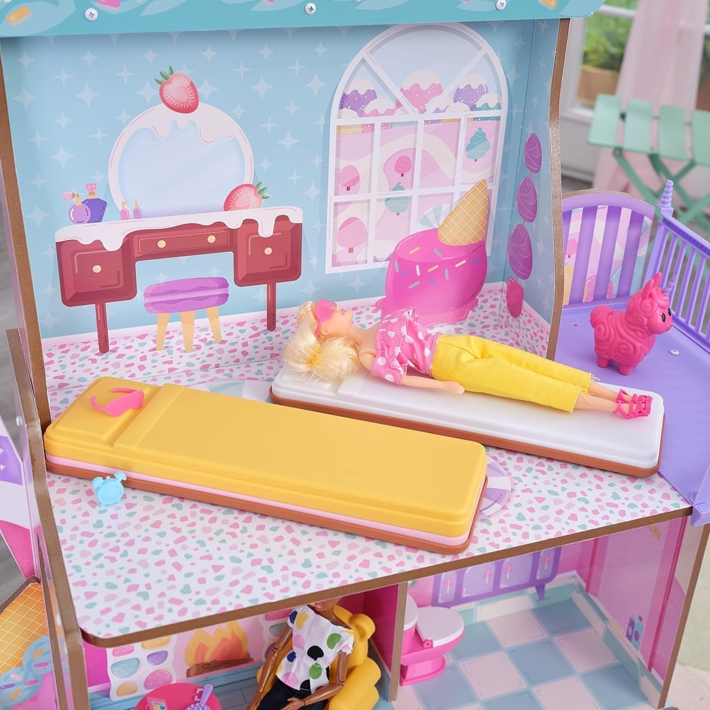 Kidkraft Candy Castle Casa delle Bambole in Legno con Mobili e Accessori, Casetta Lama Unicorno, Sollevatore Torta Gelato e Sedia in Gomma per Bambole, Giocattolo per 3 Anni, 20242 Naty Shop Dollhouses