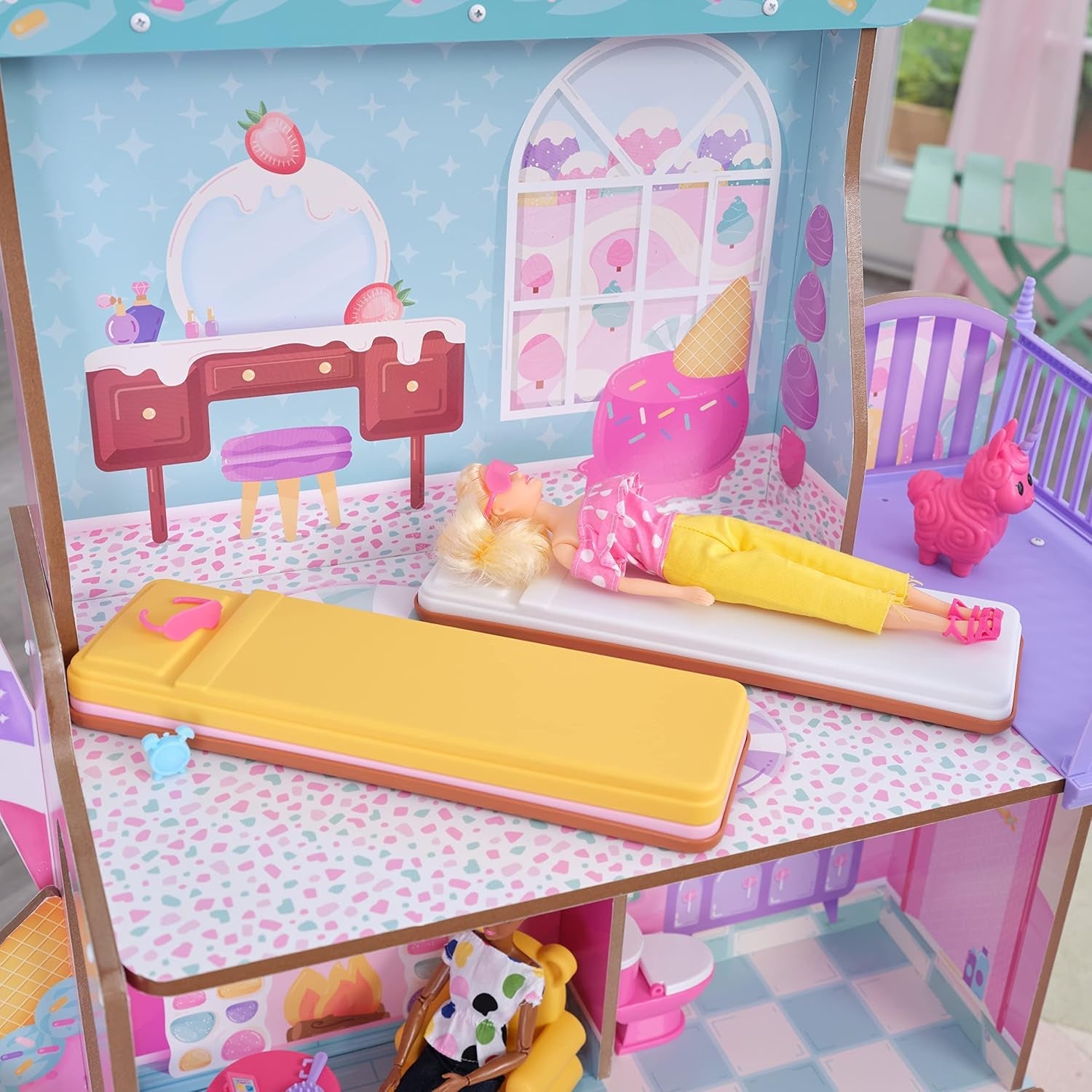 KidKraft Casa delle Bambole in Legno Castello di Caramelle con Mobili e Accessori, Casetta con Lama Unicorno, Elevatore a Cono Gelato e Sedia con Orsetto Gommoso per Bambole, Giocattolo dai 3 Anni in su, 20242