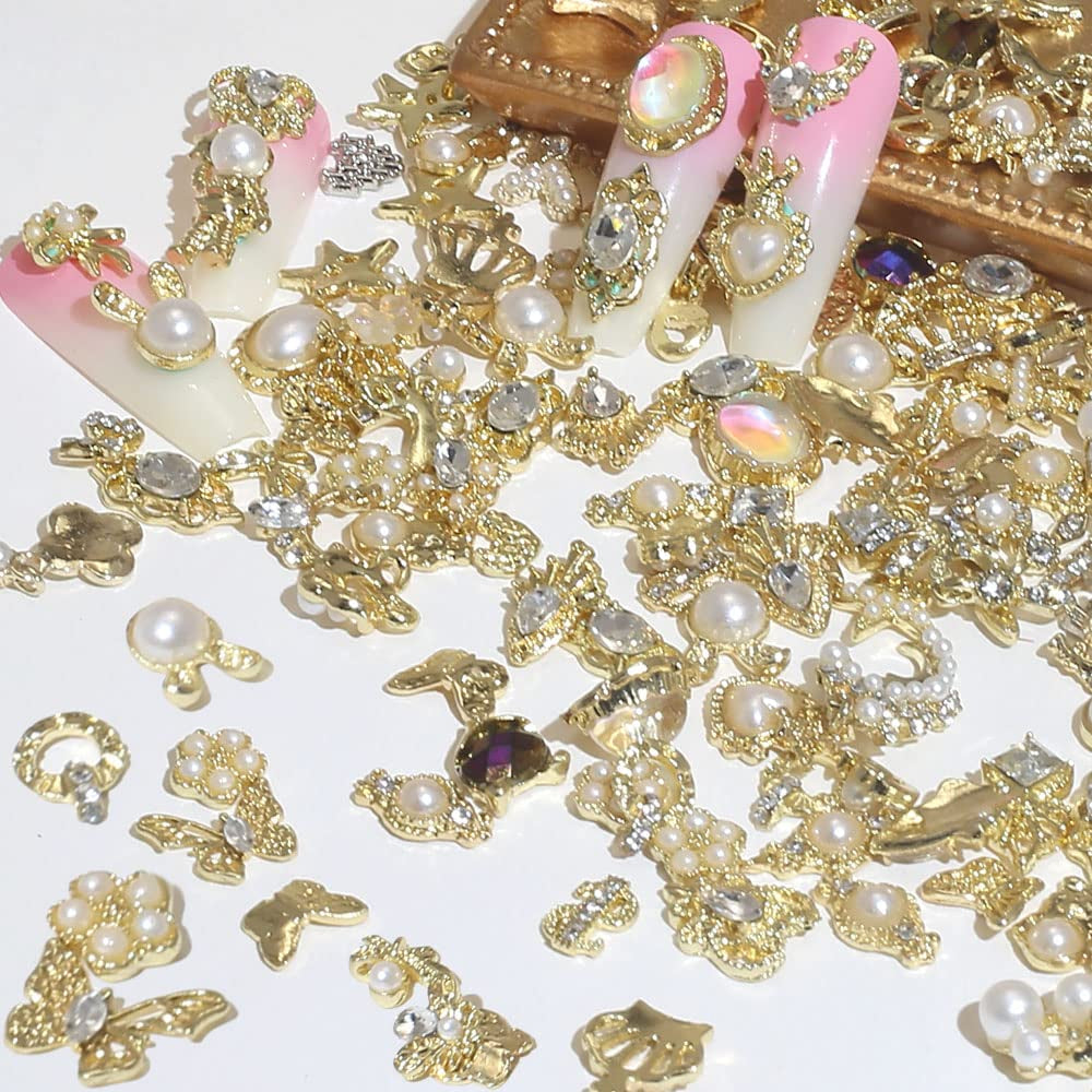 50 Stück Charms per unghie in oro, stili misti Glitzersteine ​​​​Nägel Perle Legierung Nagel Steine ​​​​Blume Schmetterling Strasssteine ​​​​Nägel Herz Stern Nagel Charms DIY Nail Art Zubehör Frauen Nägel Deko