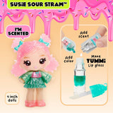 Yummiland Bambola lucidalabbra - Susie Sour Straw - Include kit lucidalabbra fai-da-te, adatto a partire dai 4 anni, Serie 2