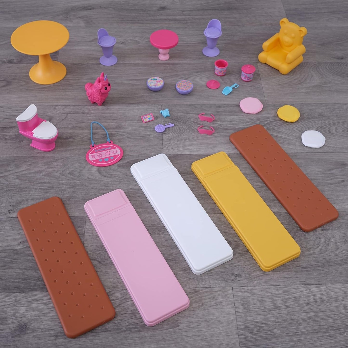 KidKraft Casa delle Bambole in Legno Castello di Caramelle con Mobili e Accessori, Casetta con Lama Unicorno, Elevatore a Cono Gelato e Sedia con Orsetto Gommoso per Bambole, Giocattolo dai 3 Anni in su, 20242