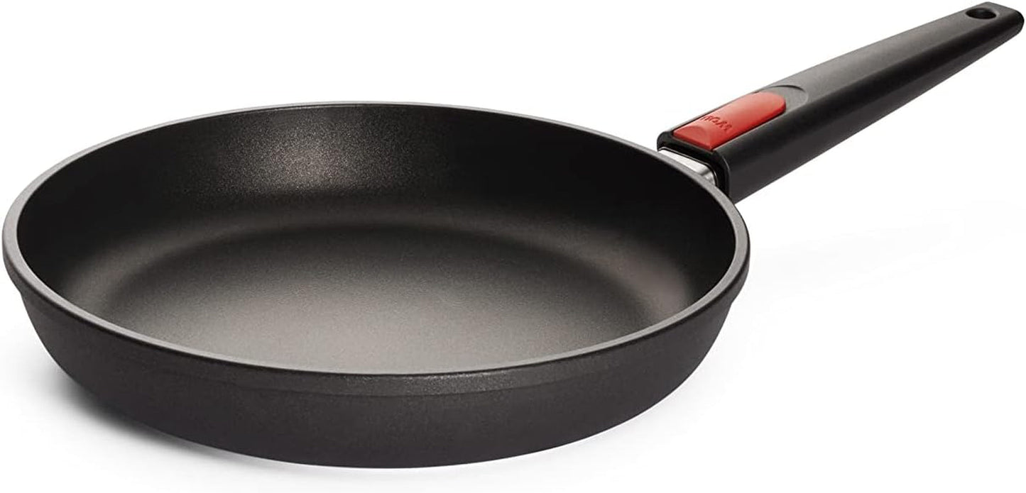Padella Woll Nowo Titanium - Induzione, altezza 5 Cm, manico removibile - per tutti i tipi di piani cottura, Fusione di alluminio, rivestimento antiaderente Pentole e Padelle Naty Shop 26 Cm
