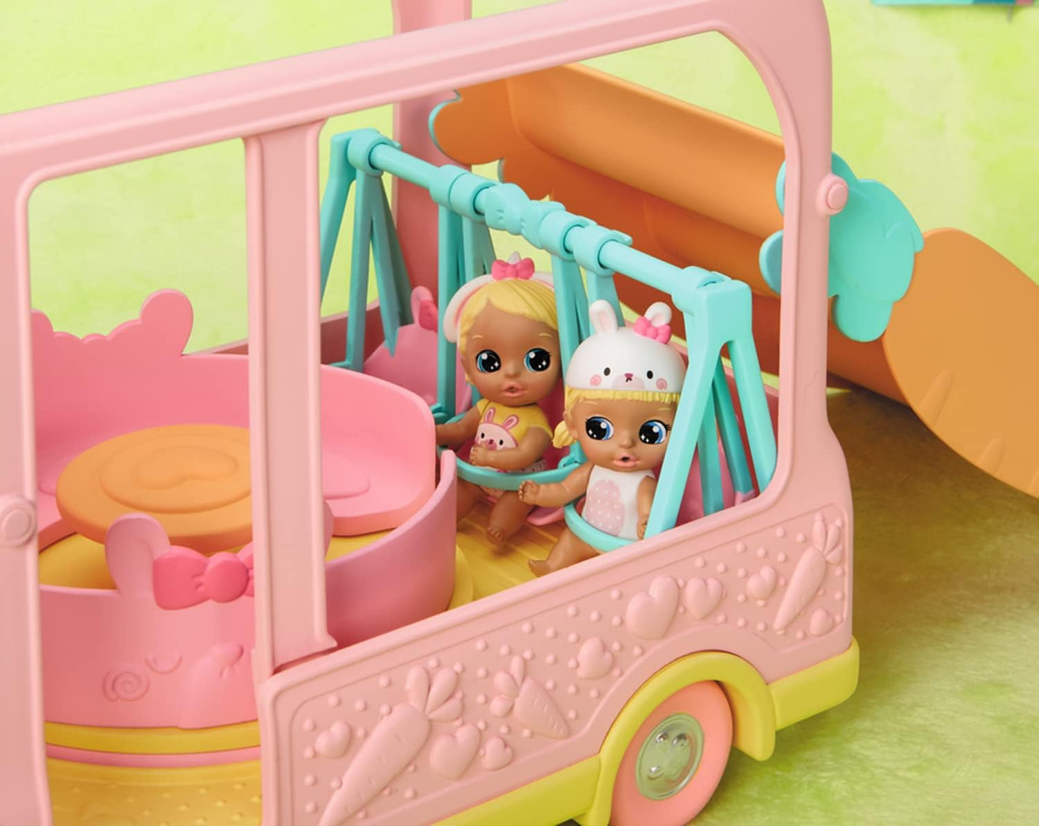 BABY nato 904763 Baby Surprise Bus - mini autobus giocattolo rosa con 2 bambole esclusive, passeggino triplo, altalena, giostra, scivolo e altalena tripla.