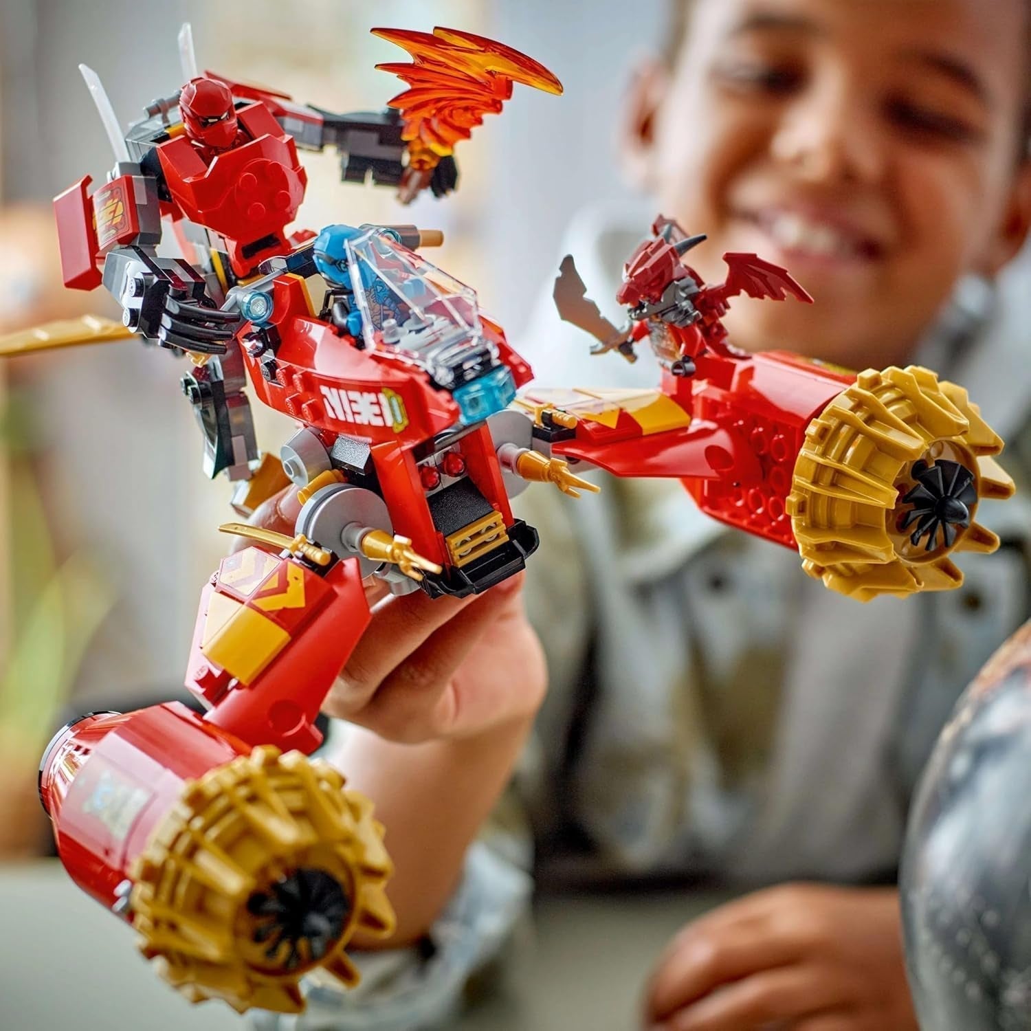 Mech Storm Rider di LEGO NINJAGO Kai - Moto giocattolo volante con 3 minifigure - Mech con testa, braccia e gambe mobili - Giocattolo da costruire - Regalo per ragazzi e ragazze dai 7 anni in su 71830 Set da costruzione Besuche den LEGO-Store