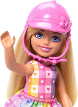 Barbie Chelsea e Pony, bambola e pony - Cavalca durante il gioco per sederti al sicuro sul cavallo, sella rosa e bastoncini, include casco e grazioso vestito scozzese, dai 3 anni in su, HTK29 Bambole Naty Shop