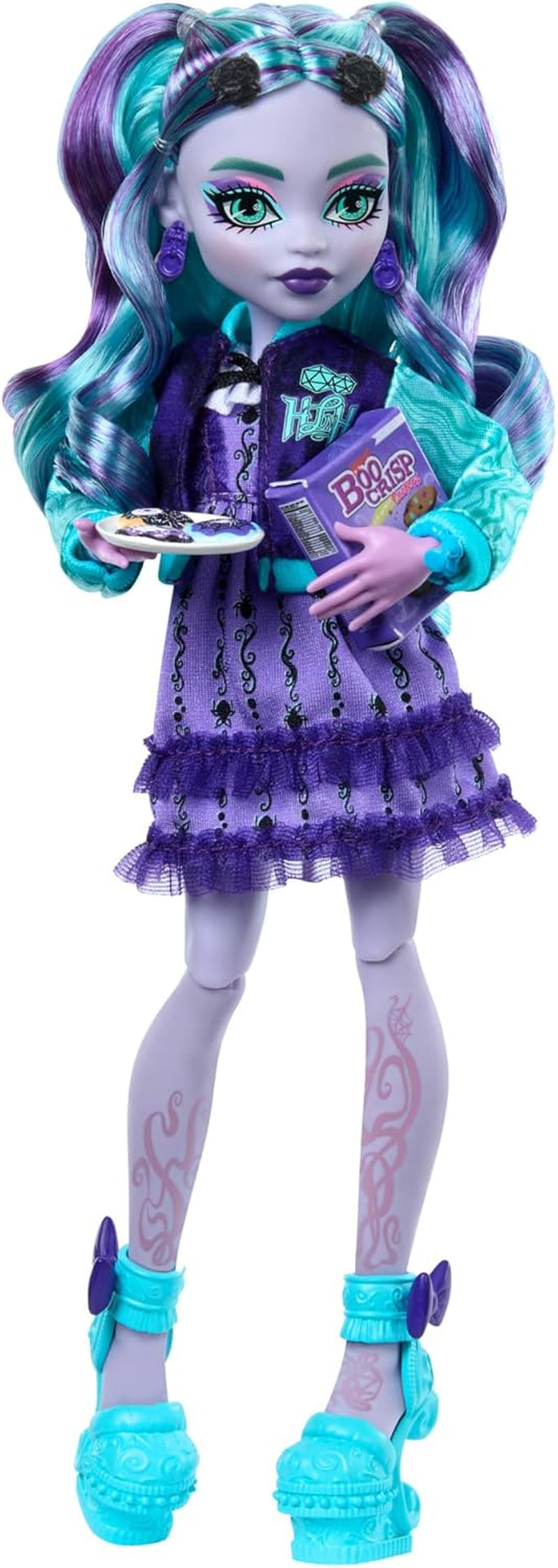 Monster High Fearbook Twyla Set di accessori a tema bambola e film club, giacca universitaria, album di laurea, gioco da tavolo e biscotti, HXW31