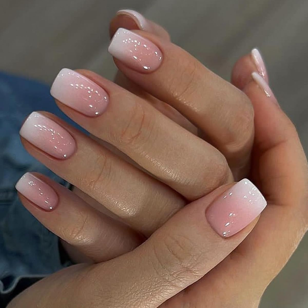 Set unghie finte adesive - Unghie finte francesi - 24 pezzi Design quadrato corto Unghie artificiali con sfumatura rosa bianca e manicure con ballerina (Short Pink Gradient)