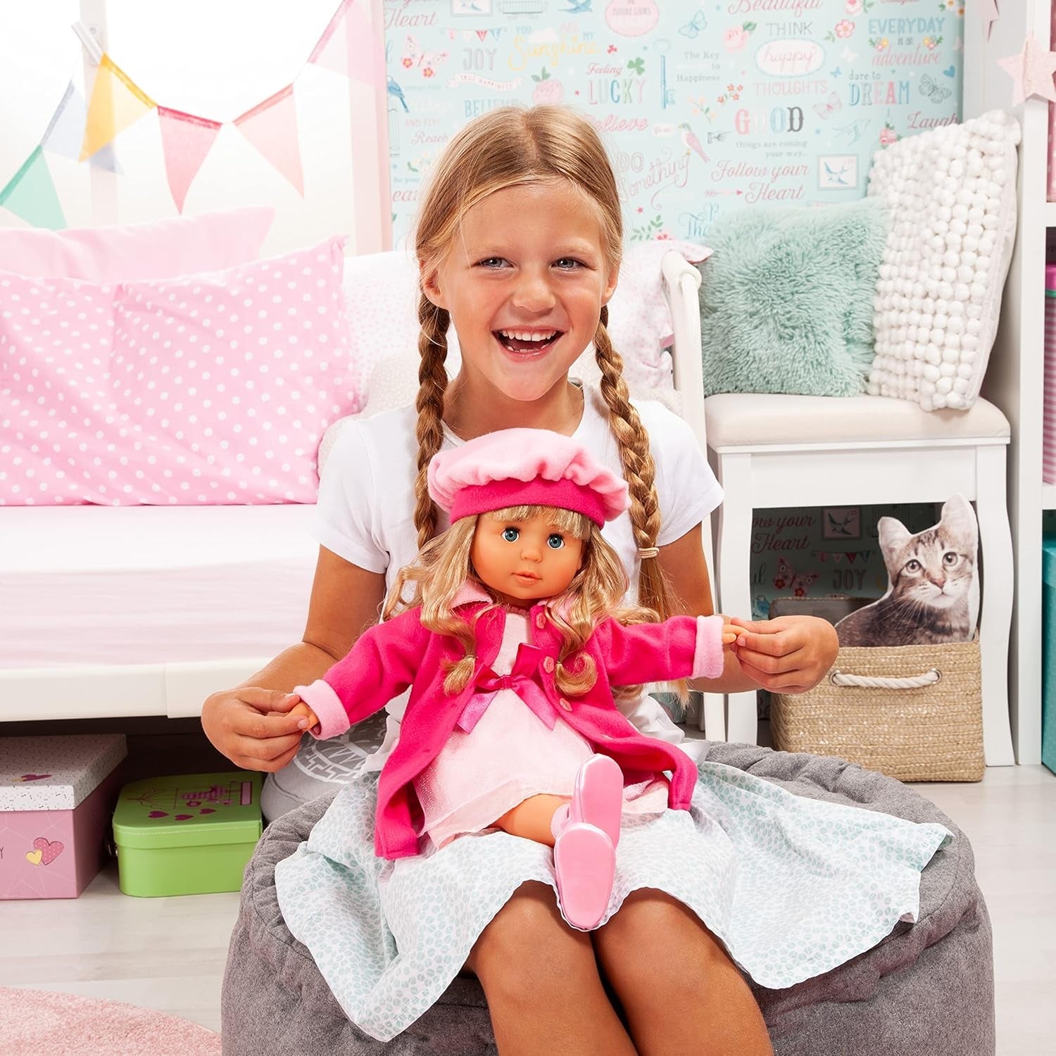 Bayer Design 94635AA Charlene bambola interattiva funzionale con capelli e occhi assonnati, parla e canta 90 frasi, 2 poesie e 8 canzoni, 46 cm, rosa