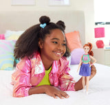 Bambola Barbie Fashionistas n. 232 con capelli rossi, top sportivo in jersey con stampa B, gonna a pieghe viola, orologio da polso e scarpe da ginnastica, HYT90