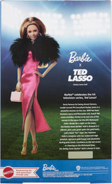 BARBIE Keeley Jones - Bambola da collezione ispirata a Ted Lasso, abito midi in seta rosa shocking, tacchi alti dorati, mantello nero, orecchini a cerchio dorati, borsa rosa, per età 3+, HJW92