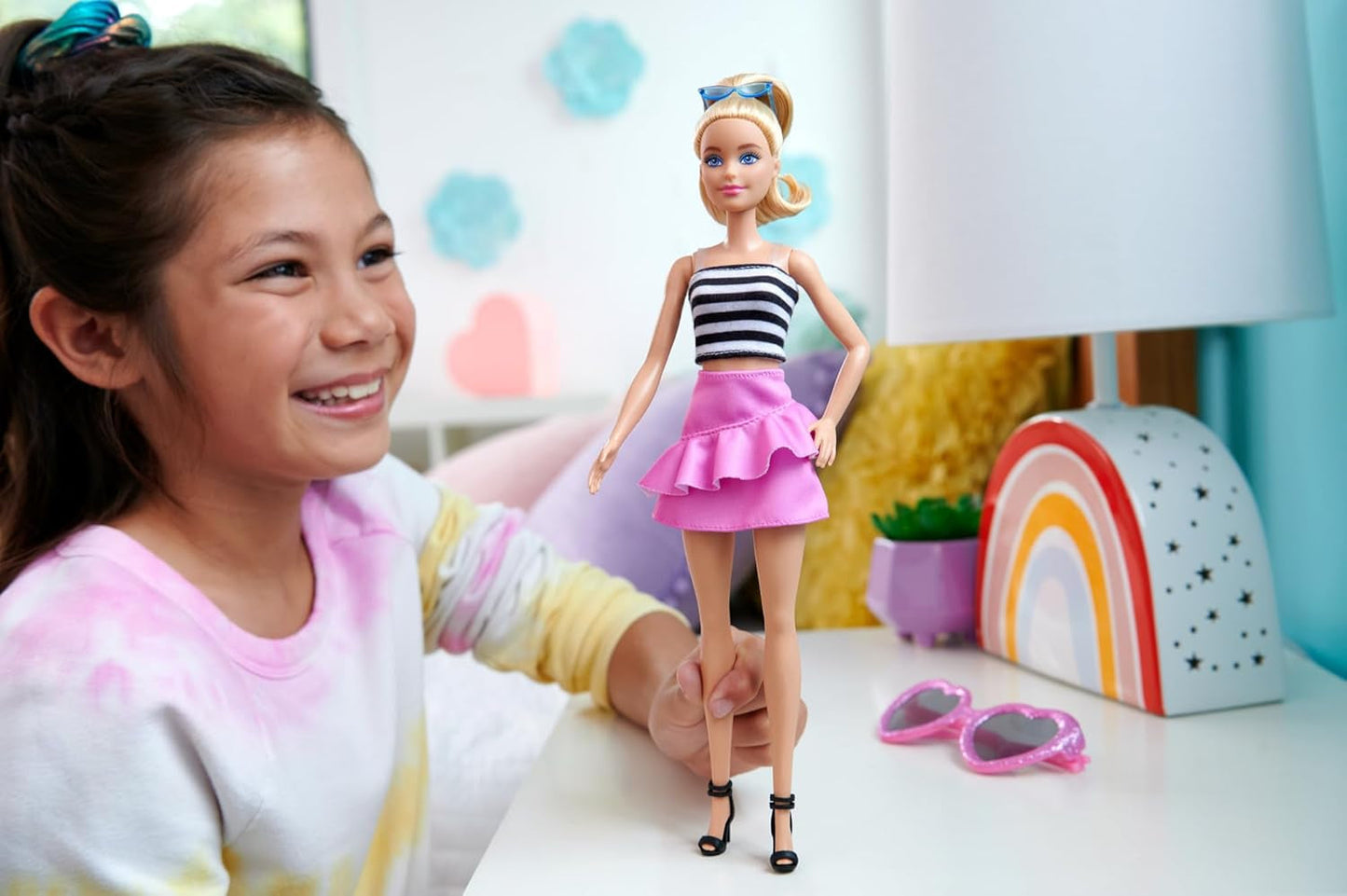 Bambola Barbie Fashionistas n. 213 Bionda con top a righe, gonna rosa e occhiali da sole, bambola alla moda da collezione per il 65° compleanno HRH11 Naty Shop Dolls