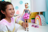 Bambola Barbie Fashionistas n. 213 Bionda con top a righe, gonna rosa e occhiali da sole, bambola alla moda da collezione per il 65° compleanno HRH11 Naty Shop Dolls