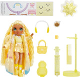 Rainbow High Winter Wonderland - Sunny (Giallo) - Bambola alla moda con pupazzo di neve gonfiabile con acqua magica nascosta da 28 cm con set pupazzo di neve, adatta per bambini e collezionisti di 4-12 anni