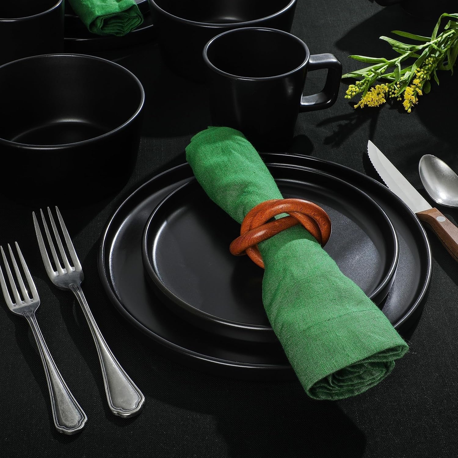 Set di stoviglie Bowery, 32 pezzi, nero opaco, gres, piatti, ciotole e tazze, per 8 persone