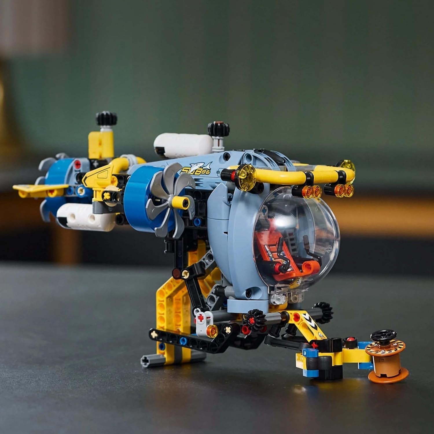 LEGO Technic Sottomarino Esploratore degli abissi Giocattolo da costruzione per bambini di 9 anni Ragazzi e ragazze Idee regalo di compleanno creative Veicolo costruibile con eliche rotanti 42201 Set di costruzione Acquista il negozio LEGO