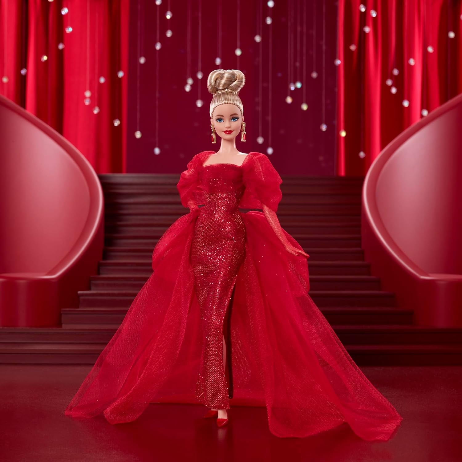 Barbie Signature Doll 80° Anniversario Mattel Figura da collezione in scintillante abito in tulle rosso con orecchini a goccia e guanti delicati Capelli biondi JBJ17