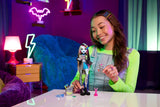 Monster High Frankie Stone bambola in giacca di jeans e pantaloncini, include cane Watzie e accessori come zaino, snack e taccuino, HXH73 Naty Shop Dolls
