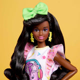 Barbie Rewind - Figura da collezione nostalgica in stile anni '80 con capelli e abiti splendidi, include TV, popcorn e telefono, per fan e collezionisti, HJX19