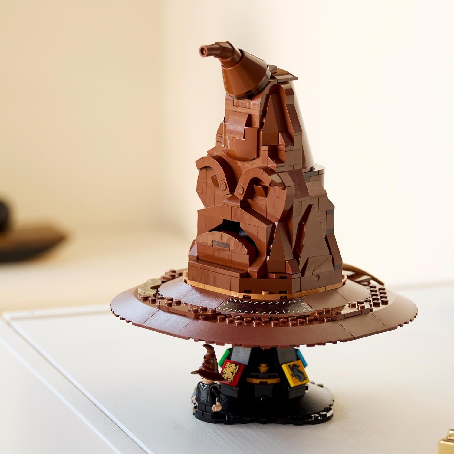 LEGO Harry Potter Cappello parlante Hogwarts Modello Film per adulti Regalo per donne Uomini Mamma Papà Con 31 combinazioni di suoni casuali ti sistema nella tua casa di Hogwarts 76429 Set da costruzione Besuche den LEGO-Store