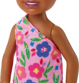 Barbie Chelsea Club – HGT07 – Bambola articolata con fiori rosa, ragazza di razza mista, alta 15 cm