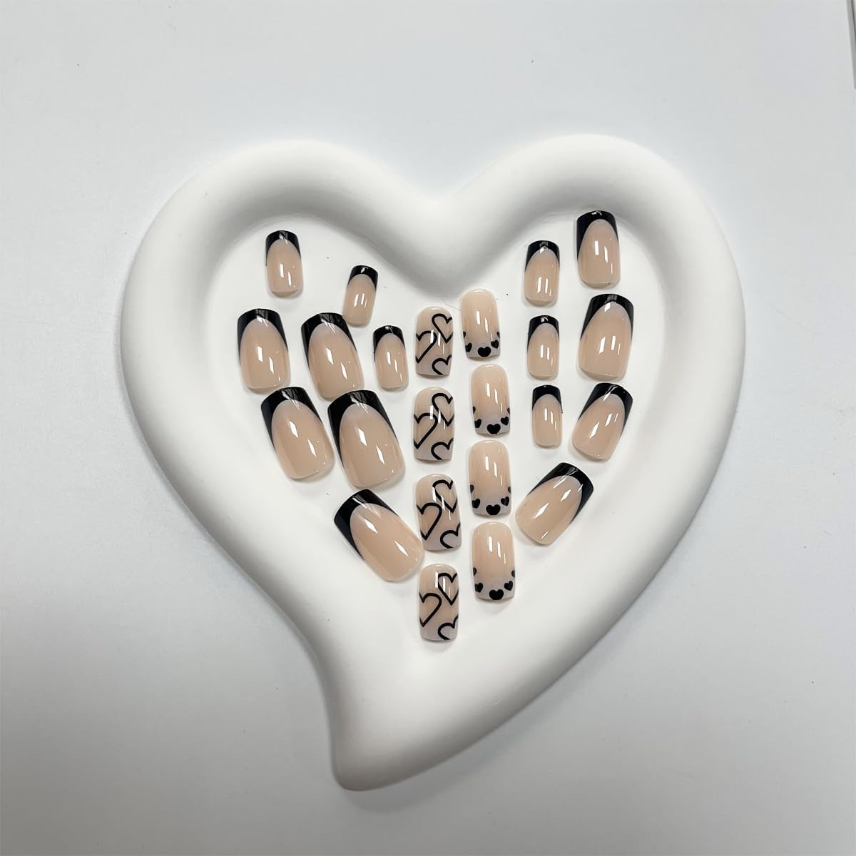 24 pezzi di unghie finte con punta francese corta quadrata, design a cuore bianco, unghie acriliche nere, copertura completa