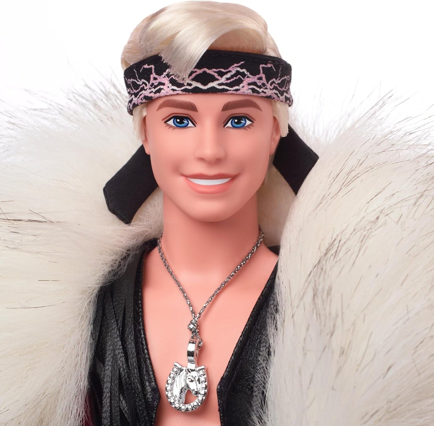 Barbie The Movie, bambola Ken da collezione che indossa un grande cappotto in pelliccia sintetica e un gilet con frange nere con bandana, HRF31