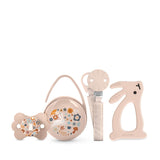Set regalo Suavinex per neonati. Set 4 pezzi composto da: Succhietto fisiologico SX Pro per neonati 0-6 mesi + portaciuccio + copriciuccio Duo + anello dentizione in silicone. Paese delle meraviglie, beige