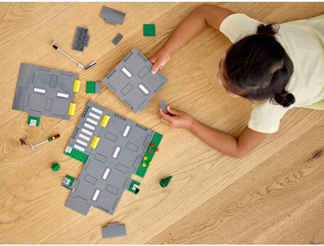 LEGO City Incrocio stradale con semaforo Set da costruzione con mattoncini fosforescenti 60304 Set da costruzione Besuche den LEGO-Store