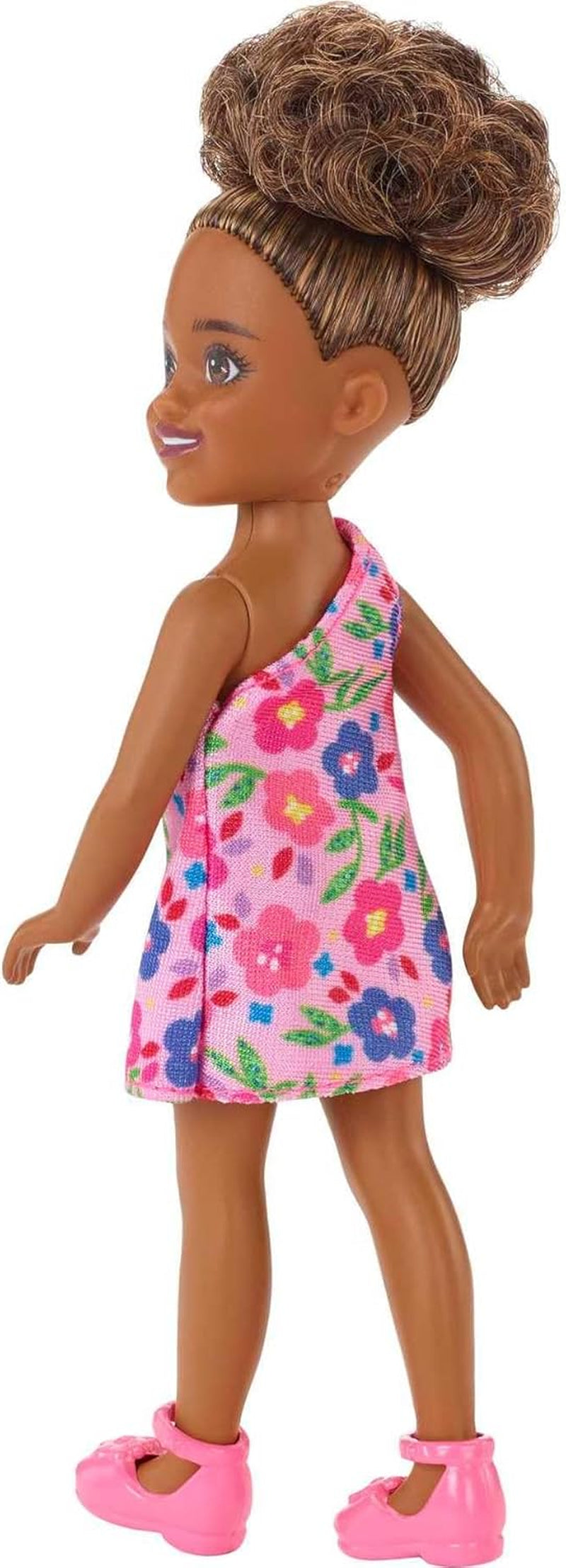 Barbie Chelsea Club – HGT07 – Bambola articolata con fiori rosa, ragazza di razza mista, alta 15 cm