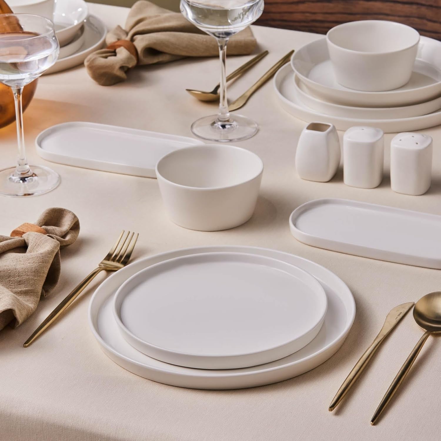 Karaca Stream Bone Bomo Set di stoviglie per 12 persone Elegante set di piatti quadrati Eleganti stoviglie in porcellana bianca