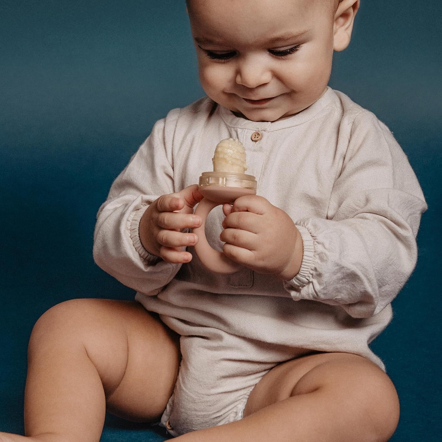 Massaggiagengive Suavinex, a prova di soffocamento, per uso alimentare, silicone, con coperchio, facile da pulire, lavabile in lavastoviglie e adatto al congelatore, lenisce le gengive, da 6 mesi in su, rosa