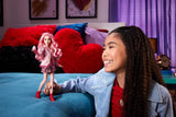 Mattel Disney Discendenti: The Rise of Red Modepuppe und Accessoires – Bridget, die junge Herzkönigin, mit vom Film inspirierter Kleidung und Cupcake, HWT91