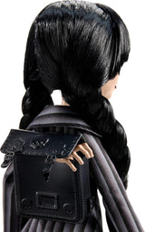 Monster High Wednesday Puppe e accessori, Wednesday Addams Sammelfigur in Nevermore Academy Uniform mit Eiskaltem Händchen und Rucksack, Puppenständer, HXJ04
